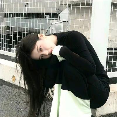 男人转化出机器人铠装 封面